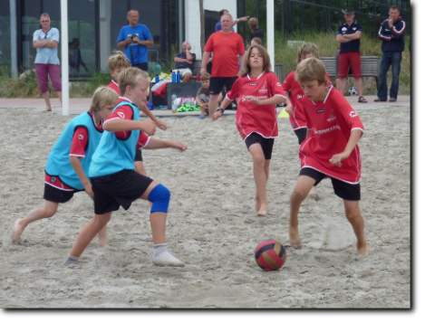 Fußballmatch am Strand