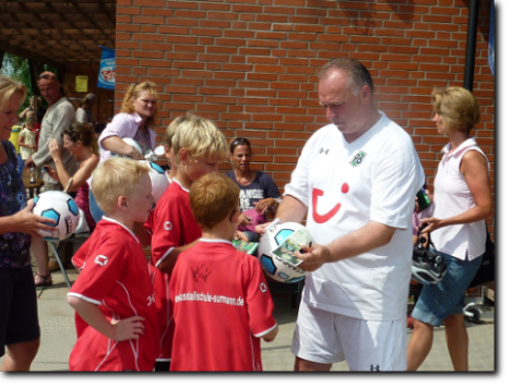 Jeder Teilnehmer erhält zum Abschluß einen signierten Fußball zur Erinnerung an die FAD Dahme