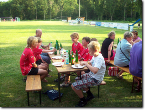 Beim gemeinsamen Grillabend hauen alle richtig rein
