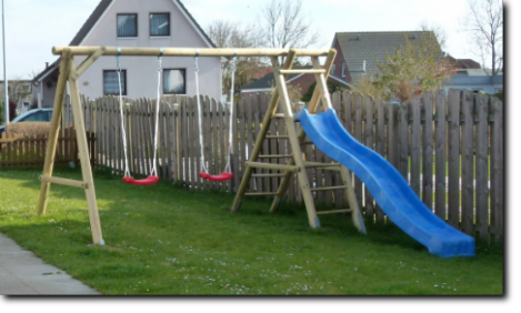 Schaukel mit Kletterleiter und Kinderrutsche