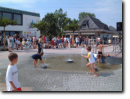 Beliebter Spielplatz für Kinder - der Springbrunnen vor dem Haus des Gastes in Dahme